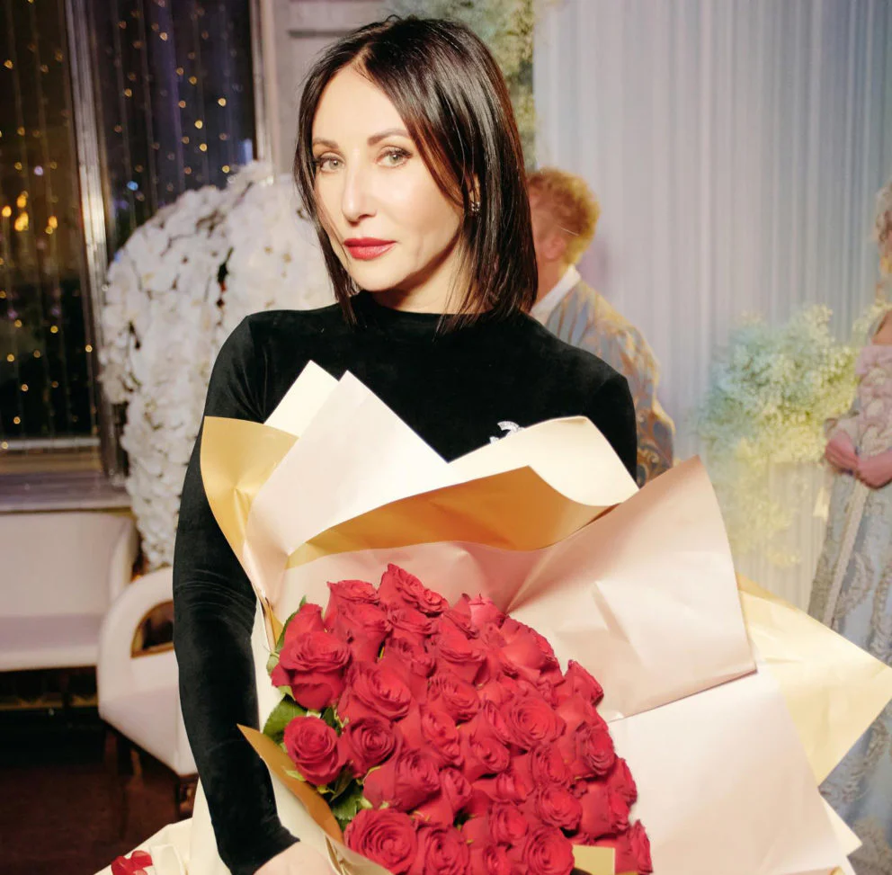Актриса, певица, телеведущая в smekhova.ru